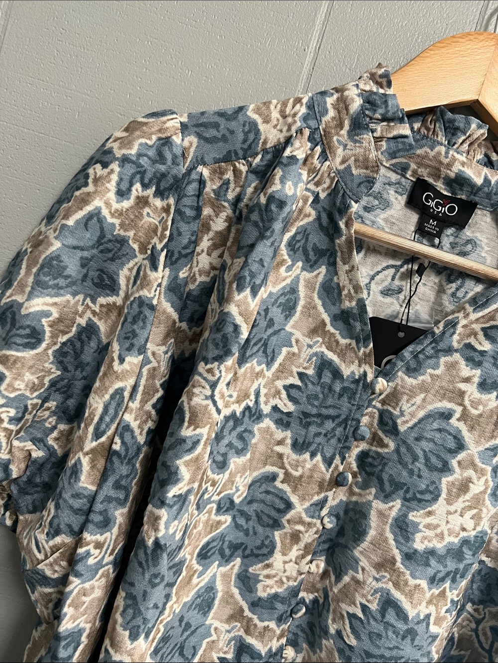 NWT Floral Gigio Top Blouse Shirt Medium Blue - Picture 4 of 12